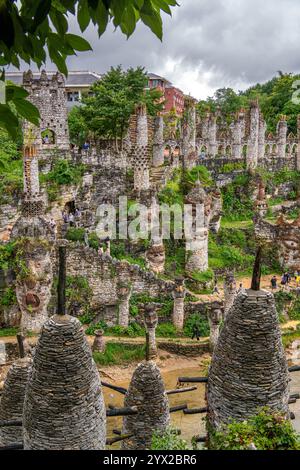 GUIZHOU, GUIYANG, CHINE, 16 AOÛT 2022 : vallée de Yelang, la collection massive d'art s'étend sur plus de deux millions de pieds carrés et comprend des châteaux, des lacs, Banque D'Images