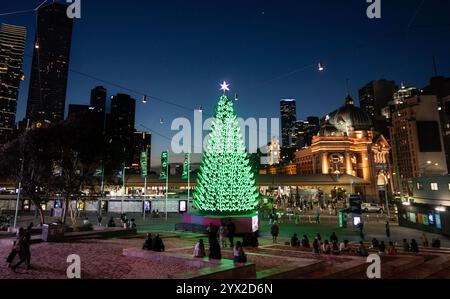 Melbourne Australie à Noël. Le sapin de Noël Federation Square avec la gare de Flinders Street en arrière-plan. Banque D'Images