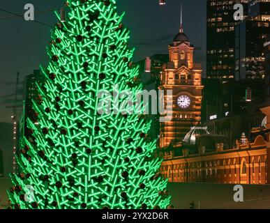 Melbourne Australie à Noël. Le sapin de Noël Federation Square avec la gare de Flinders Street en arrière-plan. Banque D'Images