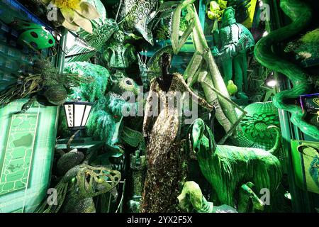 La vitrine pour la saison des fêtes au grand magasin Bergdorf Goodman sur la Cinquième Avenue à New York, New York, jeudi 12 décembre 2024. Photo prise en exposition longue. (Photo : Gordon Donovan) Banque D'Images