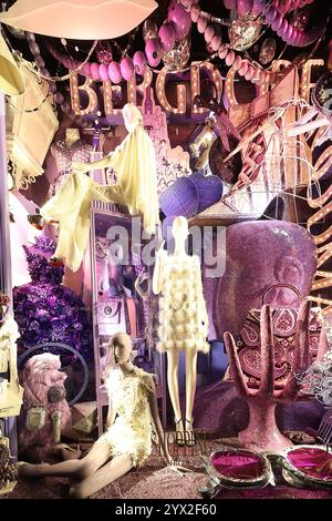 La vitrine pour la saison des fêtes au grand magasin Bergdorf Goodman sur la Cinquième Avenue à New York, New York, jeudi 12 décembre 2024. Photo prise en exposition longue. (Photo : Gordon Donovan) Banque D'Images