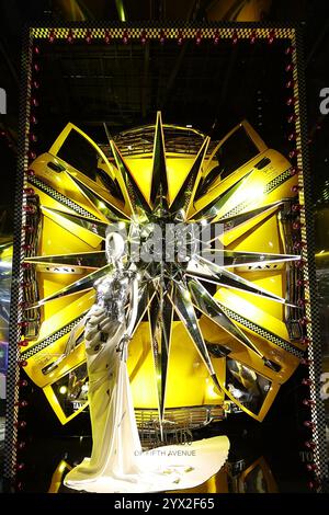 La vitrine pour la saison des fêtes au grand magasin Bergdorf Goodman sur la Cinquième Avenue à New York, New York, jeudi 12 décembre 2024. Photo prise en exposition longue. (Photo : Gordon Donovan) Banque D'Images