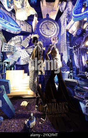 La vitrine pour la saison des fêtes au grand magasin Bergdorf Goodman sur la Cinquième Avenue à New York, New York, jeudi 12 décembre 2024. Photo prise en exposition longue. (Photo : Gordon Donovan) Banque D'Images