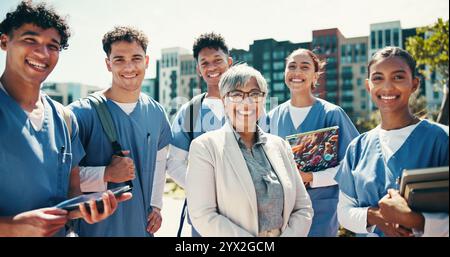 Étudiant en médecine, portrait et professeur avec des gens en plein air pour le collège, les soins de santé et l'enseignant. Bourse, université et médecins avec stagiaire Banque D'Images