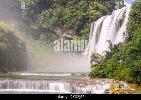 Cascade de Huangguoshu, province de Guizhou, Chine, prise de vue longue exposition. Une des plus grandes chutes d'eau dans la région sud de la Chine. Célèbre pour son b naturel Banque D'Images