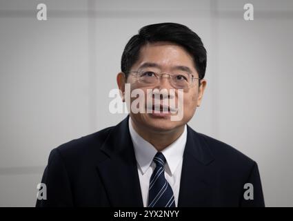 Berlin, Allemagne. 12 décembre 2024. Deng Hongbo, Ambassadeur extraordinaire et plénipotentiaire de la République populaire de Chine auprès de la République fédérale d'Allemagne, visite la salle de presse du dpa. Crédit : Soeren Stache/dpa/Alamy Live News Banque D'Images