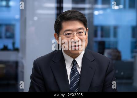 Berlin, Allemagne. 12 décembre 2024. Deng Hongbo, Ambassadeur extraordinaire et plénipotentiaire de la République populaire de Chine auprès de la République fédérale d'Allemagne, visite la salle de presse du dpa. Crédit : Soeren Stache/dpa/Alamy Live News Banque D'Images