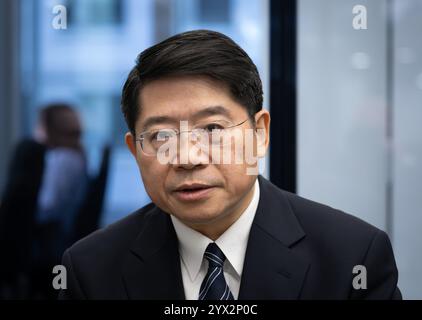 Berlin, Allemagne. 12 décembre 2024. Deng Hongbo, Ambassadeur extraordinaire et plénipotentiaire de la République populaire de Chine auprès de la République fédérale d'Allemagne, visite la salle de presse du dpa. Crédit : Soeren Stache/dpa/Alamy Live News Banque D'Images