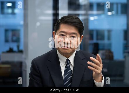 Berlin, Allemagne. 12 décembre 2024. Deng Hongbo, Ambassadeur extraordinaire et plénipotentiaire de la République populaire de Chine auprès de la République fédérale d'Allemagne, visite la salle de presse du dpa. Crédit : Soeren Stache/dpa/Alamy Live News Banque D'Images