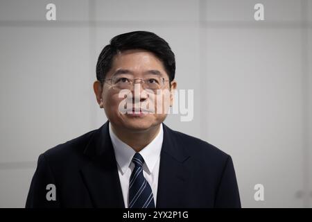 Berlin, Allemagne. 12 décembre 2024. Deng Hongbo, Ambassadeur extraordinaire et plénipotentiaire de la République populaire de Chine auprès de la République fédérale d'Allemagne, visite la salle de presse du dpa. Crédit : Soeren Stache/dpa/Alamy Live News Banque D'Images