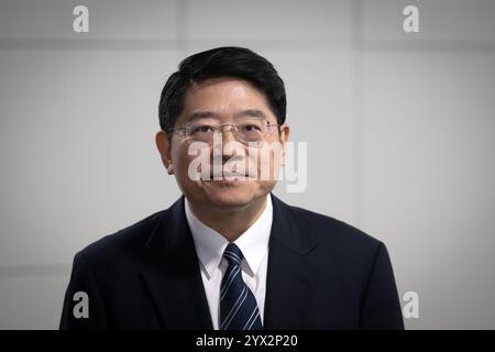 Berlin, Allemagne. 12 décembre 2024. Deng Hongbo, Ambassadeur extraordinaire et plénipotentiaire de la République populaire de Chine auprès de la République fédérale d'Allemagne, visite la salle de presse du dpa. Crédit : Soeren Stache/dpa/Alamy Live News Banque D'Images