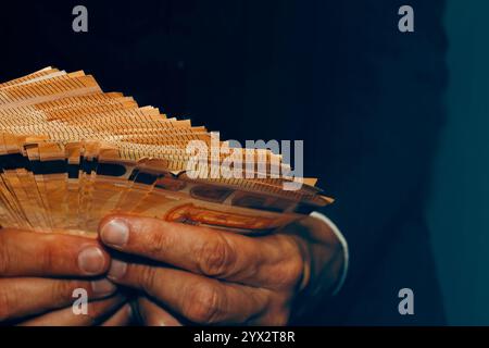 Gros plan des mains de l'homme comptant les billets en euros . Banque D'Images