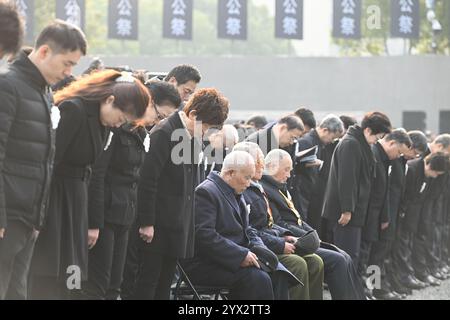 Nanjing, province chinoise du Jiangsu. 13 décembre 2024. Les gens observent un moment de silence lors de la 11ème cérémonie commémorative nationale pour les victimes du massacre de Nanjing qui s'est tenue dans la salle commémorative des victimes du massacre de Nanjing par les envahisseurs japonais à Nanjing, capitale de la province du Jiangsu, dans l'est de la Chine, le 13 décembre 2024. Crédit : Ji Chunpeng/Xinhua/Alamy Live News Banque D'Images