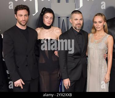 Hollywood, États-Unis. 12 décembre 2024. Aaron Taylor-Johnson, Emma Corrin, Robert Eggers et Lily-Rose Depp arrivant à Focus présentent la première de Nosferatu à Los Angeles au TCL Chinese Theater le 12 décembre 2024 à Hollywood, CA. © Starbuck/AFF-USA.com crédit : AFF/Alamy Live News Banque D'Images