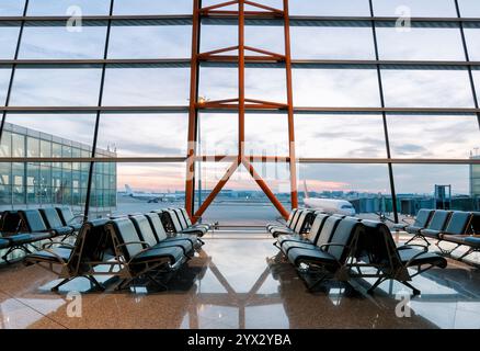 Salle d'embarquement à l'aéroport. Grandes fenêtres vitreux. Temps couvert Banque D'Images