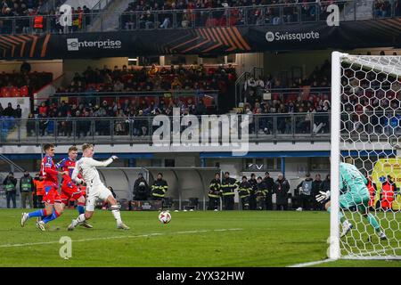 Pilsen, Royaume-Uni. 12 décembre 2024. L'attaquant de Manchester United Rasmus Hojlund (9) Højlund marque un BUT 1-2 lors du match 6 du FC Viktoria Plzen contre Manchester United FC, UEFA Europa League au Doosan Arena, Pilsen, République tchèque, le 12 décembre 2024 crédit : Every second Media/Alamy Live News Banque D'Images