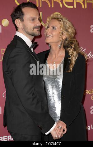 Victoria Herrmann mit Ehemann David Böthig BEI der 30. JosÃ Carreras Gala 2024 in der Media City Leipzig. Leipzig, 12.12.2024 *** Victoria Herrmann avec son mari David Böthig au Gala 2024 JosÃ Carreras 30 à Media City Leipzig Leipzig, 12 12 2024 Foto:XM.xKremerx/xFuturexImagex carreras 4207 Banque D'Images