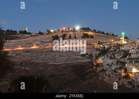 Mont des oliviers au crépuscule vue depuis la vieille ville, Jérusalem, Israël Banque D'Images