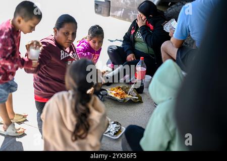 Reynosa, Mexique. 11 décembre 2024. Les migrants se préparent à déjeuner dans un refuge de la ville frontalière de Reynosa, Tamaulipas, Mexique, 11 décembre 2024. Reynosa, une ville frontalière de Tamaulipas, se trouve de l'autre côté du Rio Grande de McAllen, Texas des États-Unis. En raison de sa situation géographique, Reynosa sert de porte d'entrée majeure pour les migrants d'Amérique centrale et d'autres régions qui tentent d'entrer aux États-Unis. Les refuges de cette région fournissent un logement temporaire aux migrants en attente de demandes d'asile, de permis de transit ou de retour dans leur foyer. Crédit : Li Muzi/Xinhua/Alamy Live News Banque D'Images