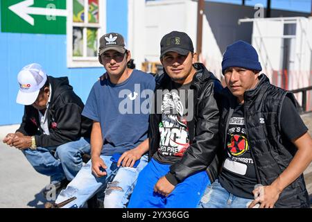 Reynosa, Mexique. 11 décembre 2024. Des migrants posent pour une photo dans un refuge dans la ville frontalière Mexique-États-Unis de Reynosa, Tamaulipas, Mexique, 11 décembre 2024. Reynosa, une ville frontalière de Tamaulipas, se trouve de l'autre côté du Rio Grande de McAllen, Texas des États-Unis. En raison de sa situation géographique, Reynosa sert de porte d'entrée majeure pour les migrants d'Amérique centrale et d'autres régions qui tentent d'entrer aux États-Unis. Les refuges de cette région fournissent un logement temporaire aux migrants en attente de demandes d'asile, de permis de transit ou de retour dans leur foyer. Crédit : Li Muzi/Xinhua/Alamy Live News Banque D'Images