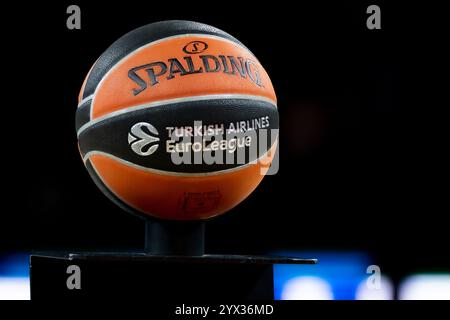 Berlin, Allemagne. 12 décembre 2024. Le ballon de Spalding est prêt pour le match de basket de Turkish Airlines EuroLeague entre ALBA Berlin et Partizan Mozzart Bet Belgrade à l'Uber Arena de Berlin. Crédit : Gonzales photo/Alamy Live News Banque D'Images