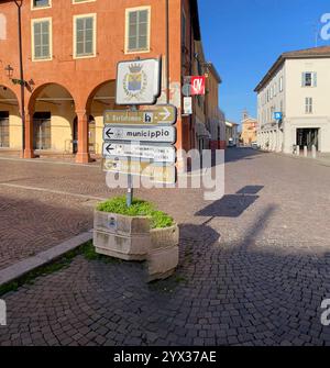 Busseto, Parme, Italie - 23 novembre 2024 panneaux indiquant les directions vers divers points d'intérêt, y compris le teatro G. Verdi et le mun Banque D'Images