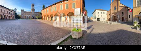 Busseto, Parme, Italie - 23 novembre 2024 vue panoramique de la piazza giuseppe verdi à busseto, italie, avec palazzo orlandi, la tour de l'horloge, et Banque D'Images