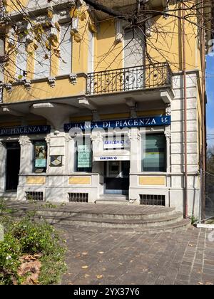 Lugagnano D'Arda PC, Italie - 27 novembre 2024 vue du bâtiment banca di piacenza avec guichet automatique de bancomat sur largo donatori di sangue à lugagnano val d'Ar Banque D'Images