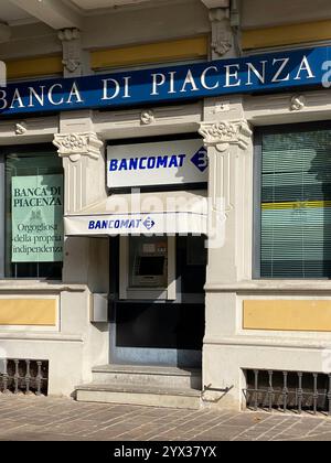 Lugagnano D'Arda PC, Italie - 27 novembre 2024 Bancomat de banca di piacenza à lugagnano val d'Arda, piacenza, emilie-romagne, italie, avec un panneau St Banque D'Images