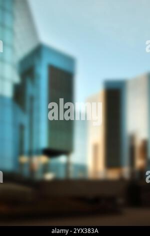 Immeuble de bureaux moderne avec des murs de verre, floue pour une utilisation comme toile de fond. Concept d'entreprise d'immeuble de bureaux Banque D'Images