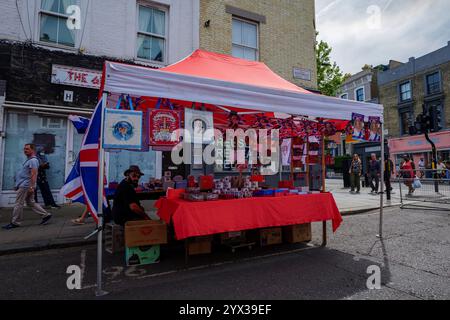 Londres - 17 06 2022 : Queen Elizabeth II Platinum Jubilee Stall sur Portobello Road Banque D'Images