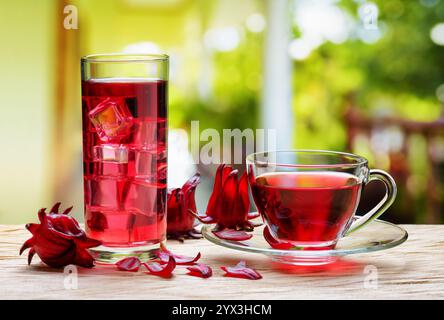 Tasse de thé chaud hibiscus (rosella) et la même boisson froide Banque D'Images