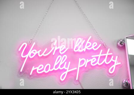 Enseigne au néon rose indiquant « You're Like Really Pretty » sur Wal blanc Banque D'Images