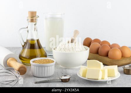 Ingrédients de cuisson : beurre, farine, sucre, lait, œufs, levure chimique, fouet. Ingrédients pour faire un gâteau ou un muffin Banque D'Images