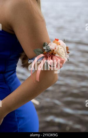 Corsage floral rose avec des rubans de satin par l'eau Banque D'Images