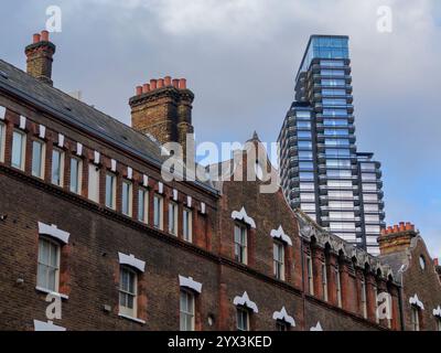 Main Tower, un immeuble de 50 étages de luxe à Bishopsgate, Londres, se dresse en bonne place. Son design élégant et moderne contraste avec le charme historique de Spitalfields, Banque D'Images