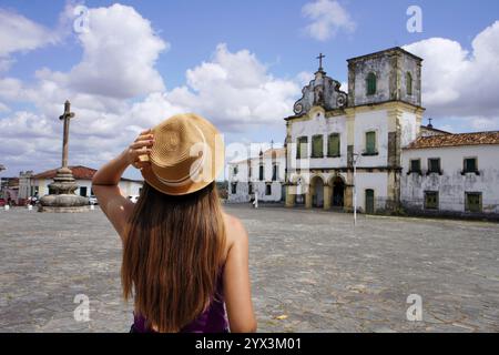 Tourisme en Sao Cristovao, Brésil. Jeune femme touiriste visitant la place Sao Francisco dans la ville de Sao Cristovao, Sergipe, patrimoine mondial de l'UNESCO, Brésil. Banque D'Images