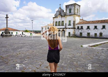 Tourisme en Sao Cristovao, Brésil. Jeune femme voyageuse visitant la place Sao Francisco dans la ville de Sao Cristovao, Sergipe, patrimoine mondial de l'UNESCO, Brésil. Banque D'Images