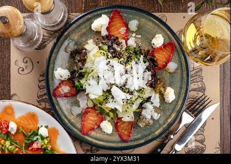 salade de fruits de mer avec légumes verts et fromage feta Banque D'Images