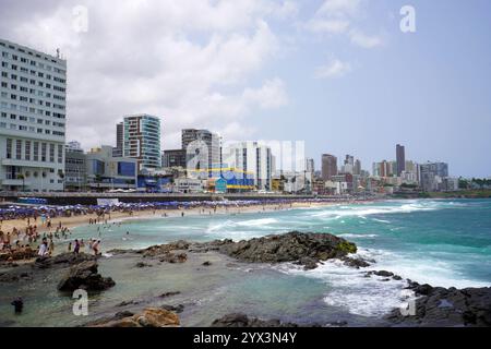 SALVADOR DE BAHIA, BRÉSIL - 13 OCTOBRE 2024 : plage Praia do Farol da Barra à Salvador de Bahia, Brésil Banque D'Images