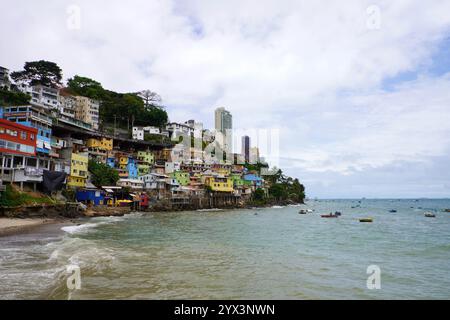 SALVADOR DE BAHIA, BRÉSIL - 15 OCTOBRE 2024 : quartier Gamboa de Baixo et Baie de tous les Saints à Salvador de Bahia, Brésil Banque D'Images
