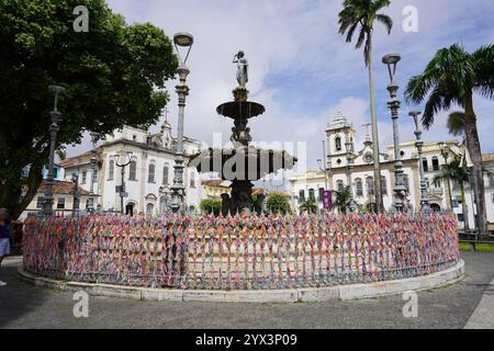 SALVADOR DE BAHIA, BRÉSIL - 15 OCTOBRE 2024 : fontaine sur la place Largo Terreiro de Jesus dans le centre historique de Salvador de Bahia, Brésil Banque D'Images