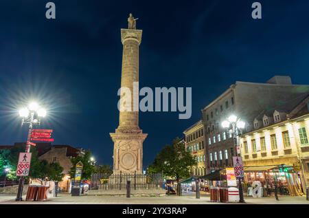 Montréal, Québec, Canada - 18 août 2021 : vue nocturne du monument Nelson (colonne Nelson) sur la place Jacques-Cartier, Vieux-Montréal. Banque D'Images