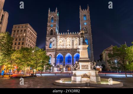 Montréal, Québec, Canada - 18 août 2021 : vue nocturne de la place d'armes dans le Vieux-Montréal. Basilique notre-Dame. Monument Maisonneuve. Banque D'Images