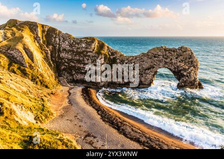 Lumière du soleil du soir sur la porte Durdle. Banque D'Images