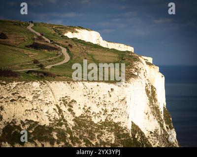 Marcheurs sur le sentier côtier, falaises blanches de Douvres, Douvres, Angleterre, Royaume-Uni, GB. Banque D'Images