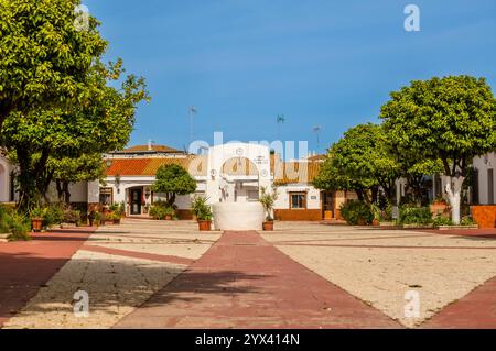 Belle place avec de vieux puits, rue Frederico Maya, Ayamonte, Espagne Banque D'Images