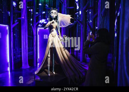 Milan, Italie. 12 décembre 2024. Milan, l'ouverture de l'exposition immersive labyrinthe Tim Burton à Fabbrica del Vapore. Sur la photo : une vue des œuvres de la mariée cadavre sur l'affichage crédit : Agence photo indépendante/Alamy Live News Banque D'Images