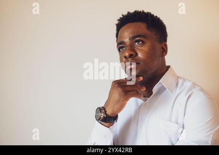 Portrait d'un jeune homme d'affaires qui est réfléchi. Banque D'Images