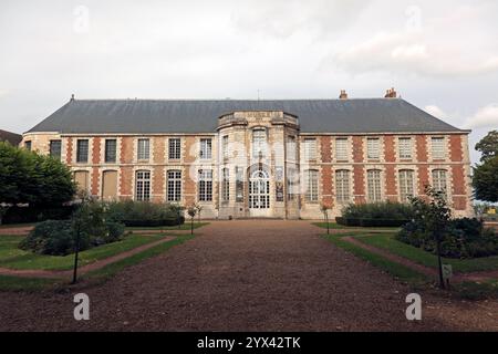 Vue grand angle de la façade principale du Musée des Beaux-Arts de Chartres, Banque D'Images